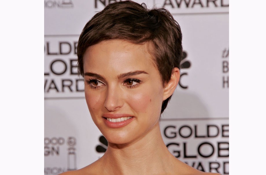 Natalie Portman raspou os cabelos para "V, For Vendeta", em 2006, e adotou a tendência. Linda, né?