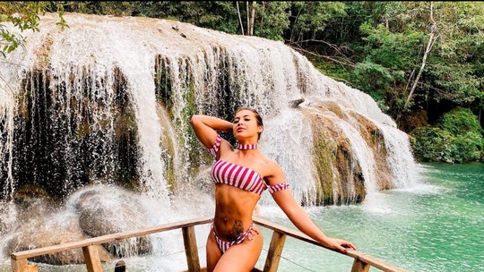 Ex-BBB Priscila Pires capricha na pose em cachoeira em Bonito, No MT