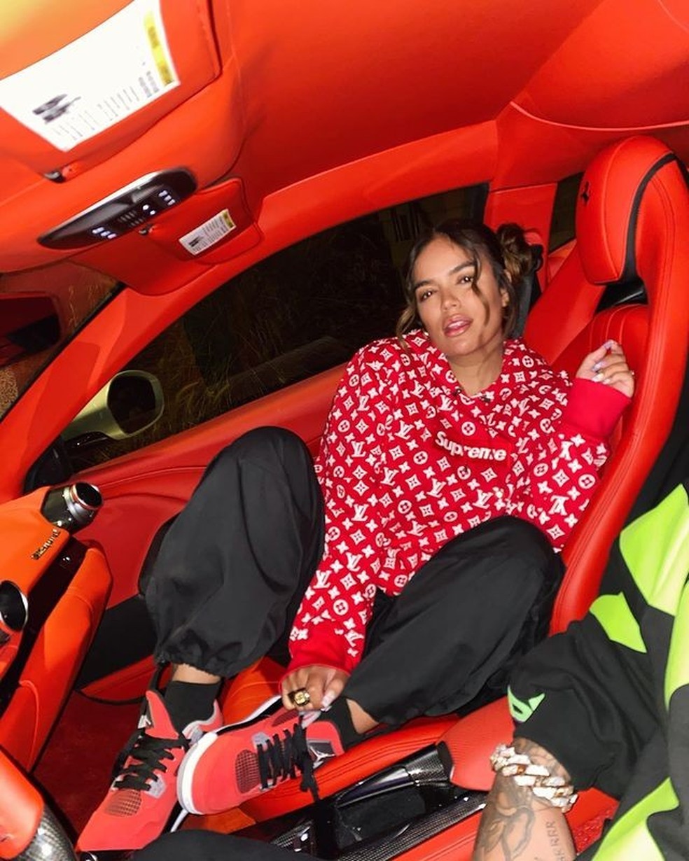 Karol G, de Louis Vuitton x Supreme: hit chega hoje até a R$ 30 mil em sites de leilão! (Foto: Reprodução/Instagram) — Foto: Glamour