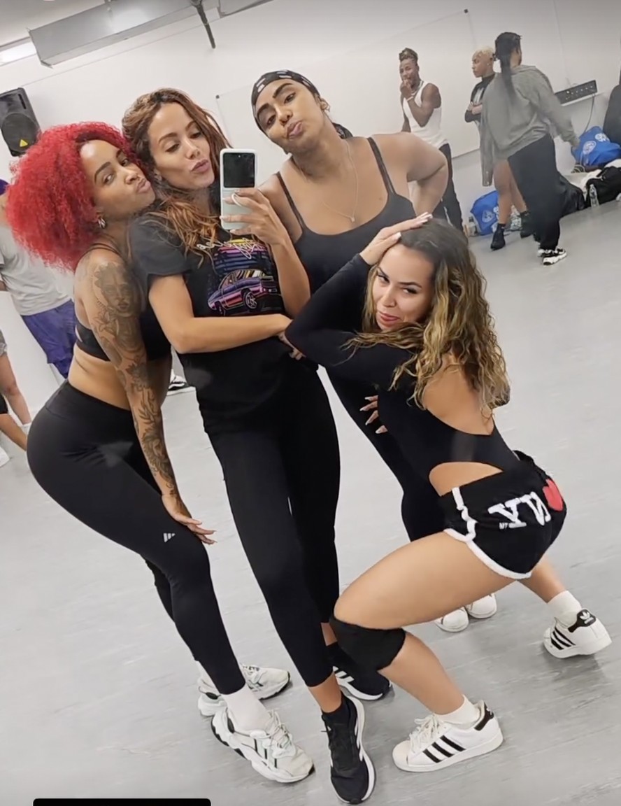 Anitta mostra ensaio com bailarinas para o VMA
