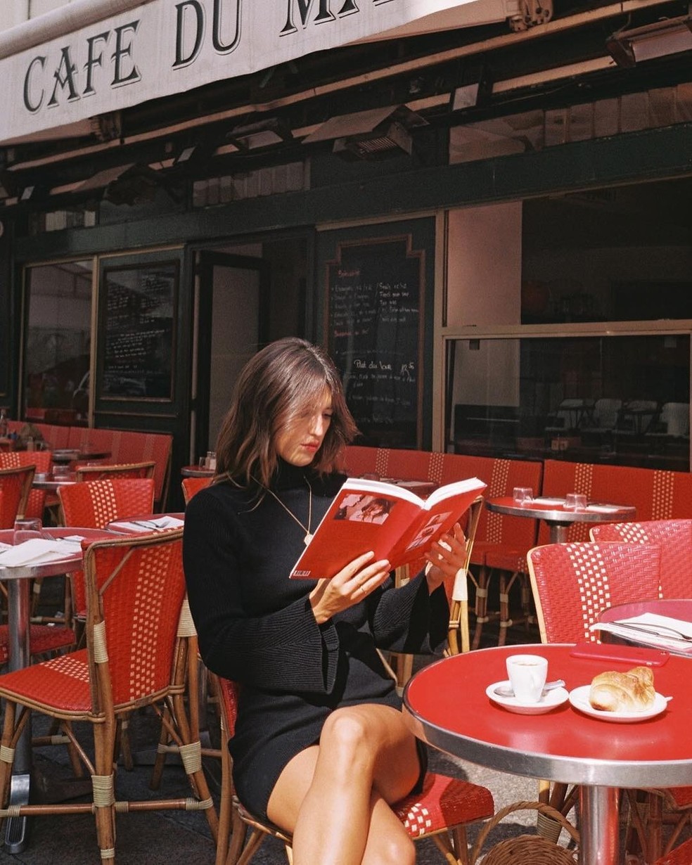 Jeanne Damas lança livro "À Paris" (Foto: Instagram/Reprodução) — Foto: Glamour