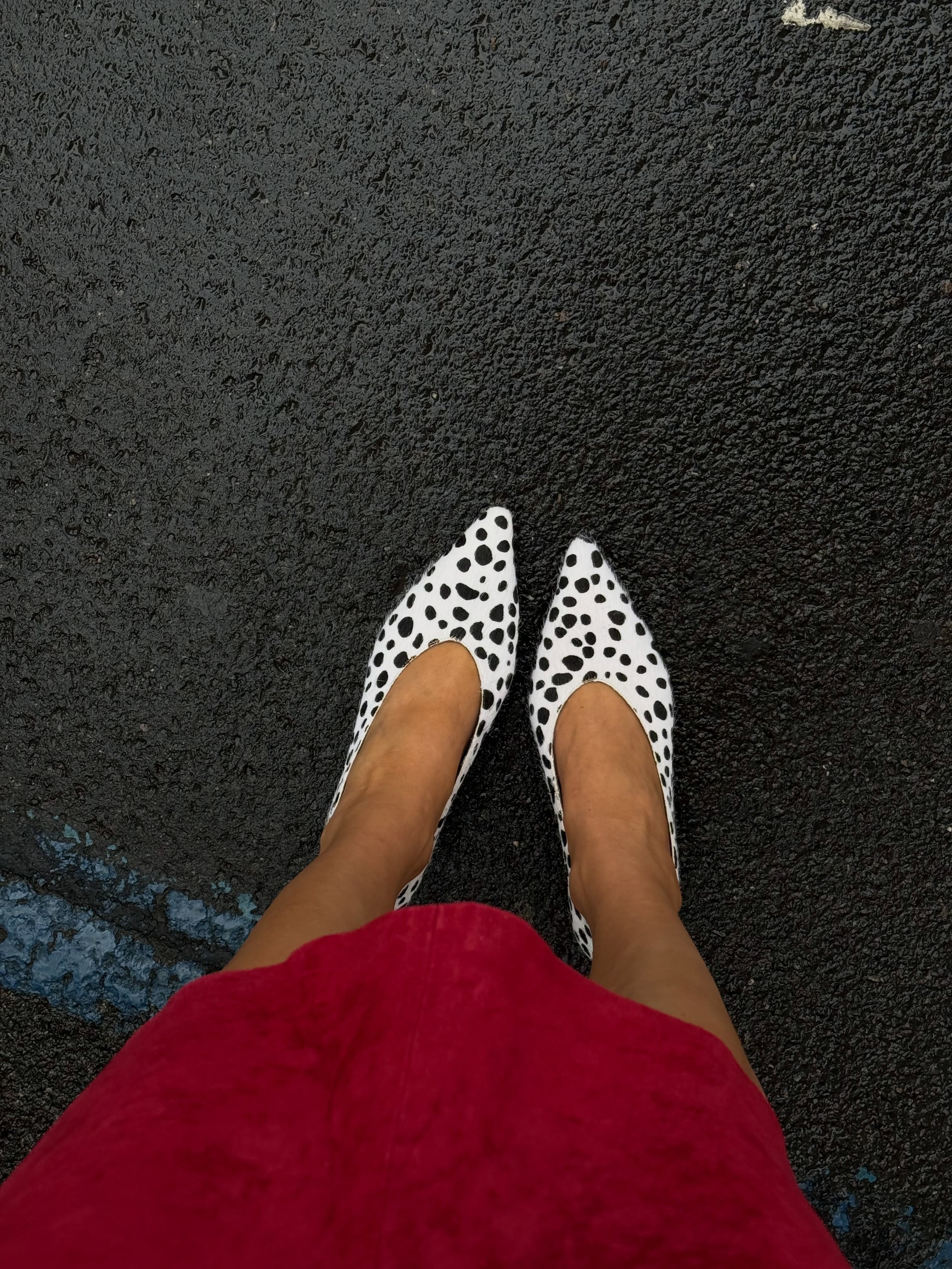 Entre o poá e o animal print: como adicionar a estampa de dálmata nos looks