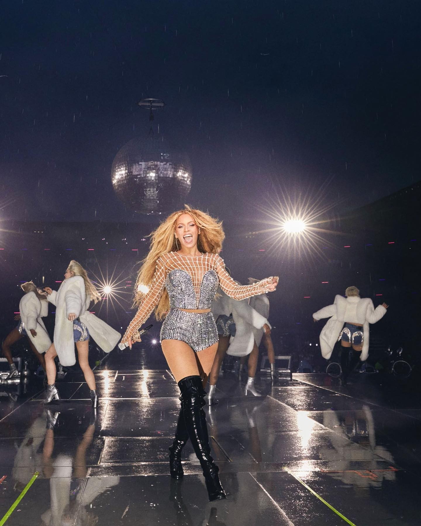 Beyoncé veste Balmain — Foto: Instagram