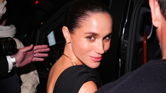 Meghan Markle aposta em vestido com decote profundo nas costas em Paris