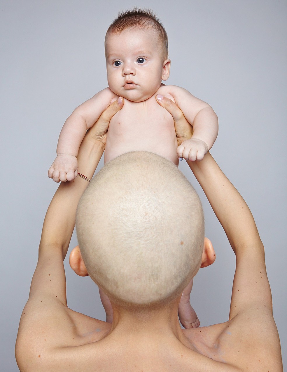Elizaveta Bulokhova e seu filho, Valentin. (Foto: Manolo Ceron) — Foto: Glamour