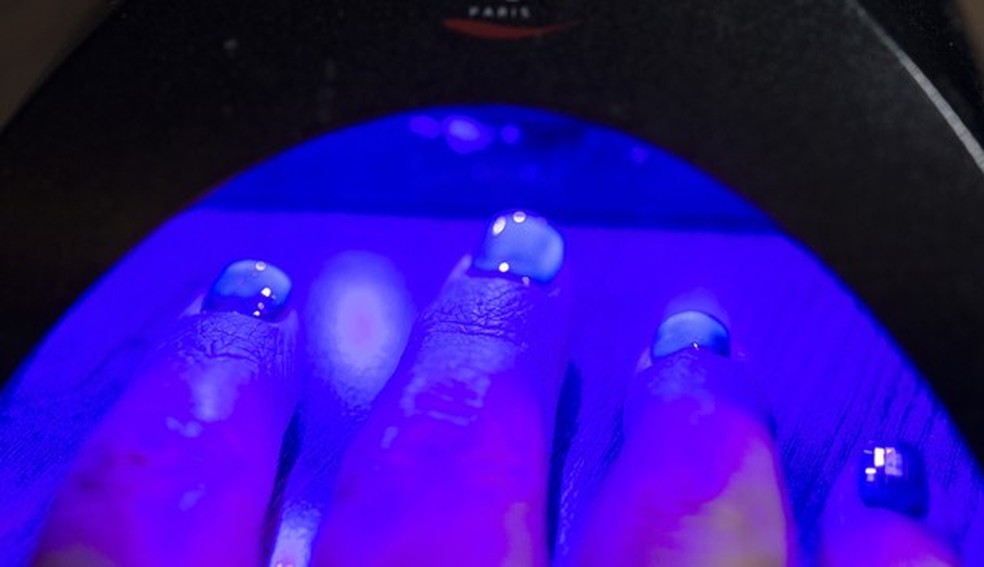 A unha de gel sob a luz ultravioleta (Foto: Universal Images Group via Getty) — Foto: Glamour