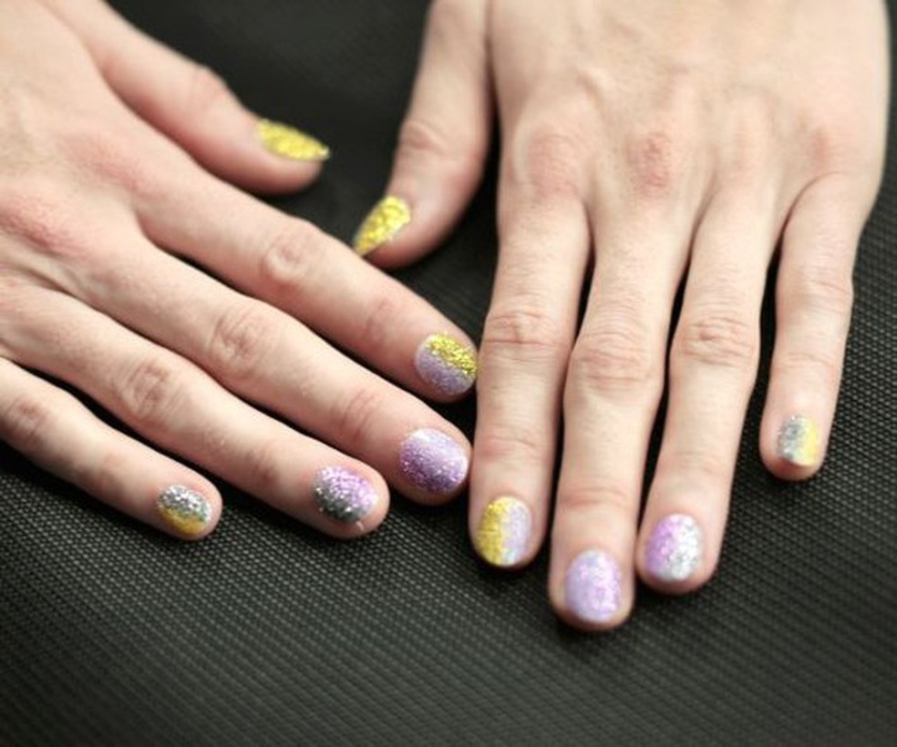 Chuva de gliter em tons pasteis no desfile da Creatures of Confort na NYFW (Foto: Reprodução/Instagrame) — Foto: Glamour
