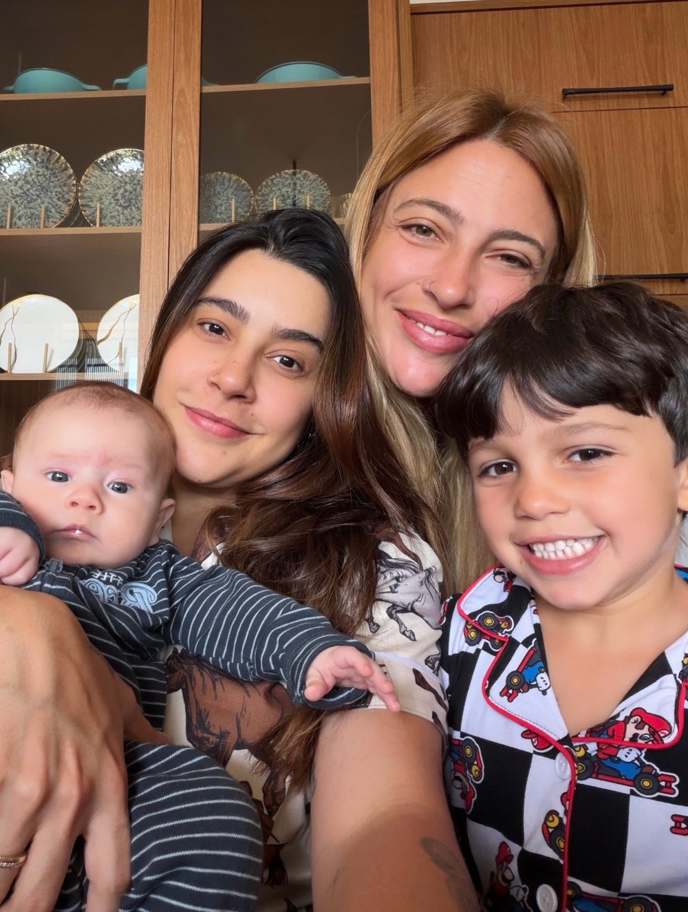Lauana Prado e Tati Dias encantam ao mostrar família reunida