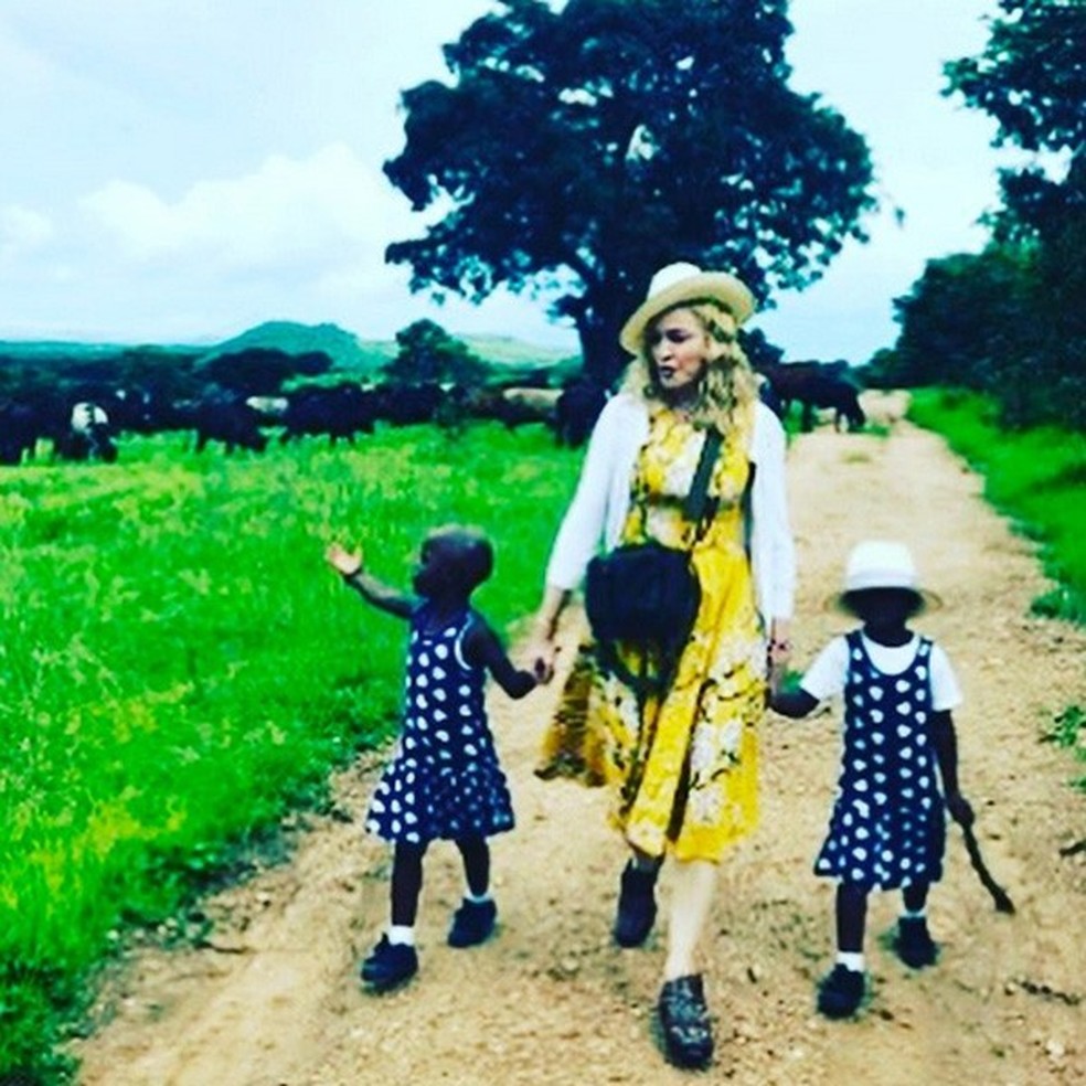 Madonna e suas filhas Esther e Stella (Foto: Reprodução/Instagram) — Foto: Glamour