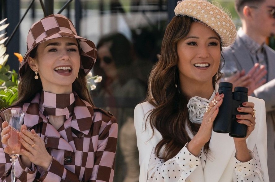 Lily Collins e Ashley Park durante cena da segunda parte da quarta temporada de 'Emily in Paris'