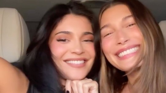 Kylie Jenner resgata foto para comemorar aniversário de Hailey Bieber