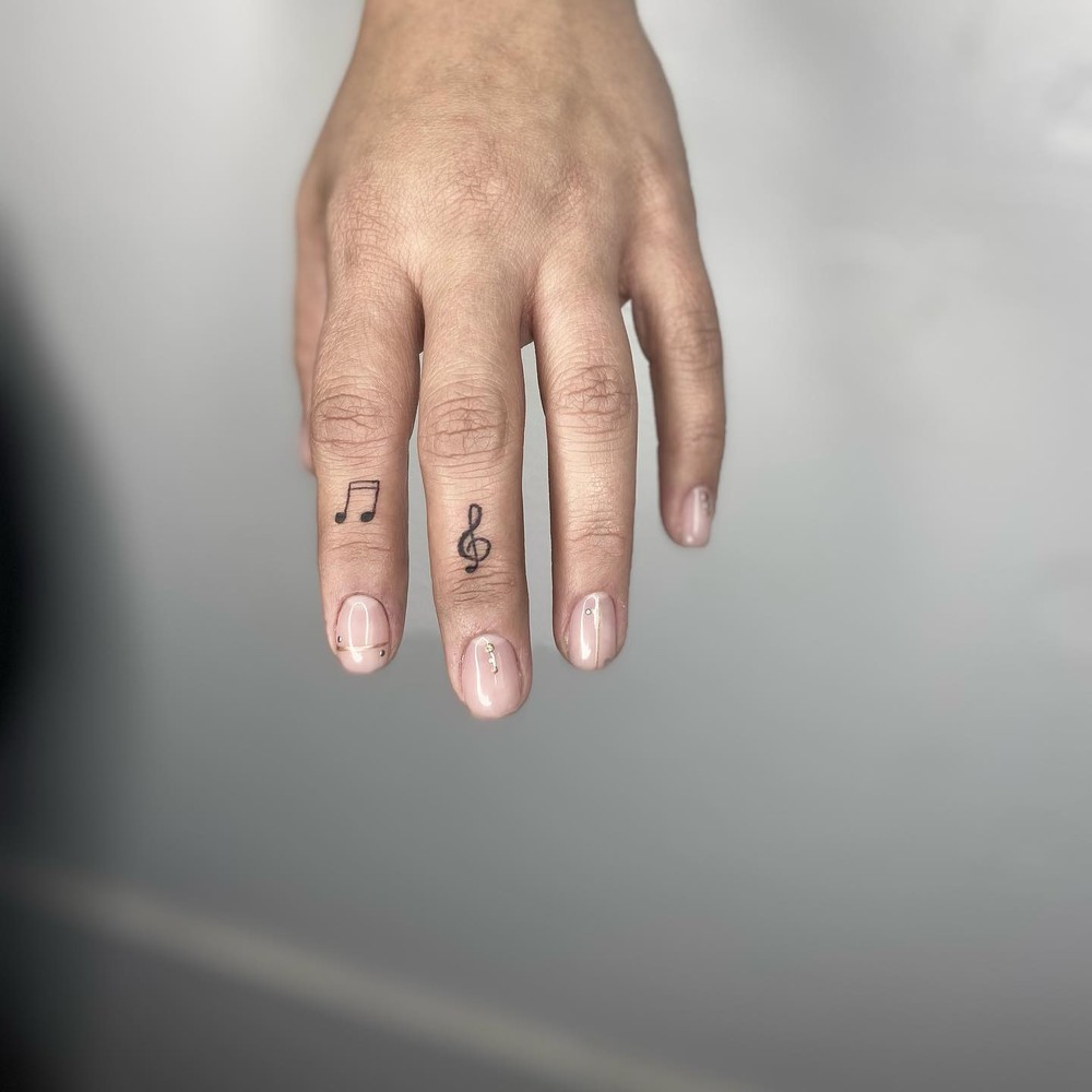 Tatuagens no dedo: mais de 40 ideias delicadas, estilosas e com significado