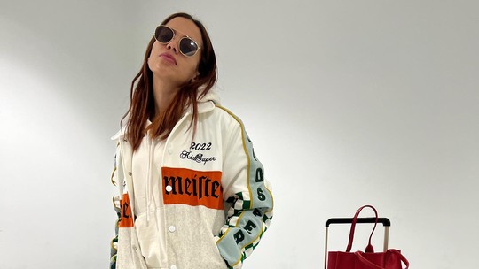 Anitta surge com aerolook streetwear para viagem ao Canadá