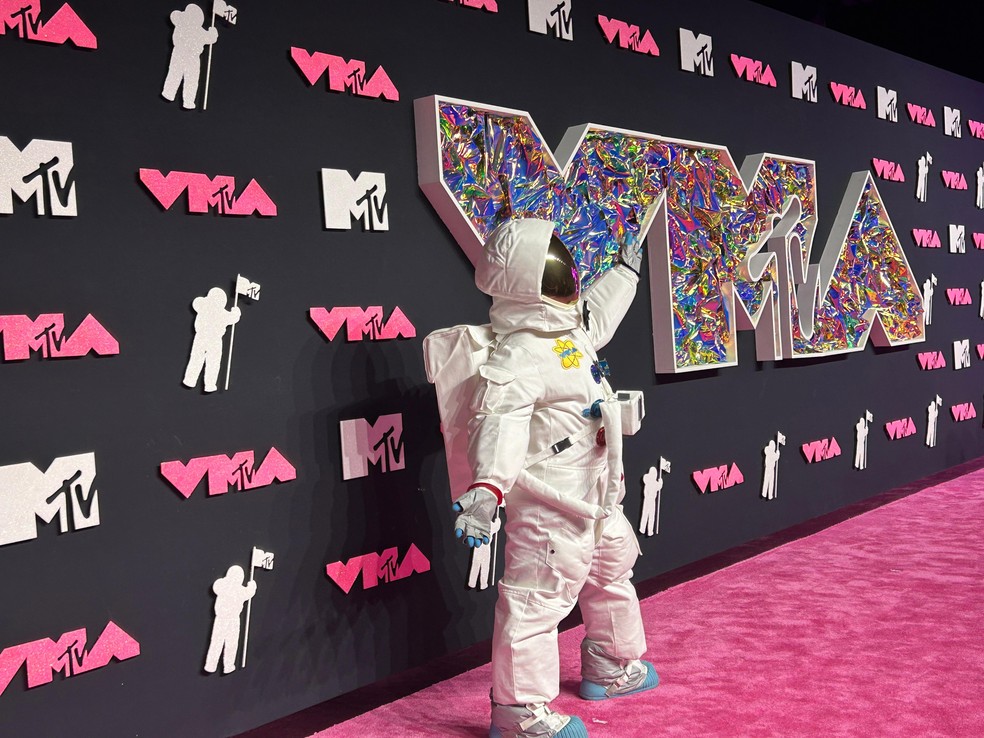 O primeiro a pisar no pink carpet do VMA 2023? O astronauta que dá corpo ao tradicional prêmio do MTV Video Music Awards — Foto: Glamour Brasil