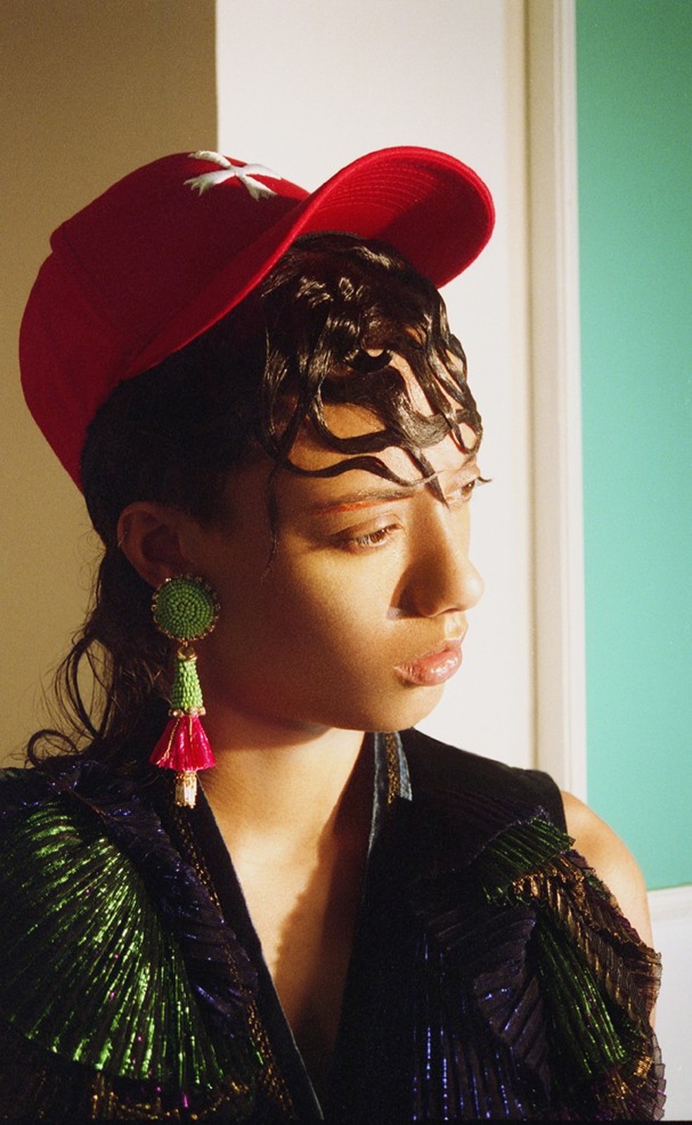 Vestido, Little Shilpa; jaqueta de veludo, Little Shipa; sapatos, Neous; anéis, Peech; brincos, Caterina Mariani; boné, Riccardo Comi. (Foto: Louis Philippe de Gagoue) — Foto: Glamour