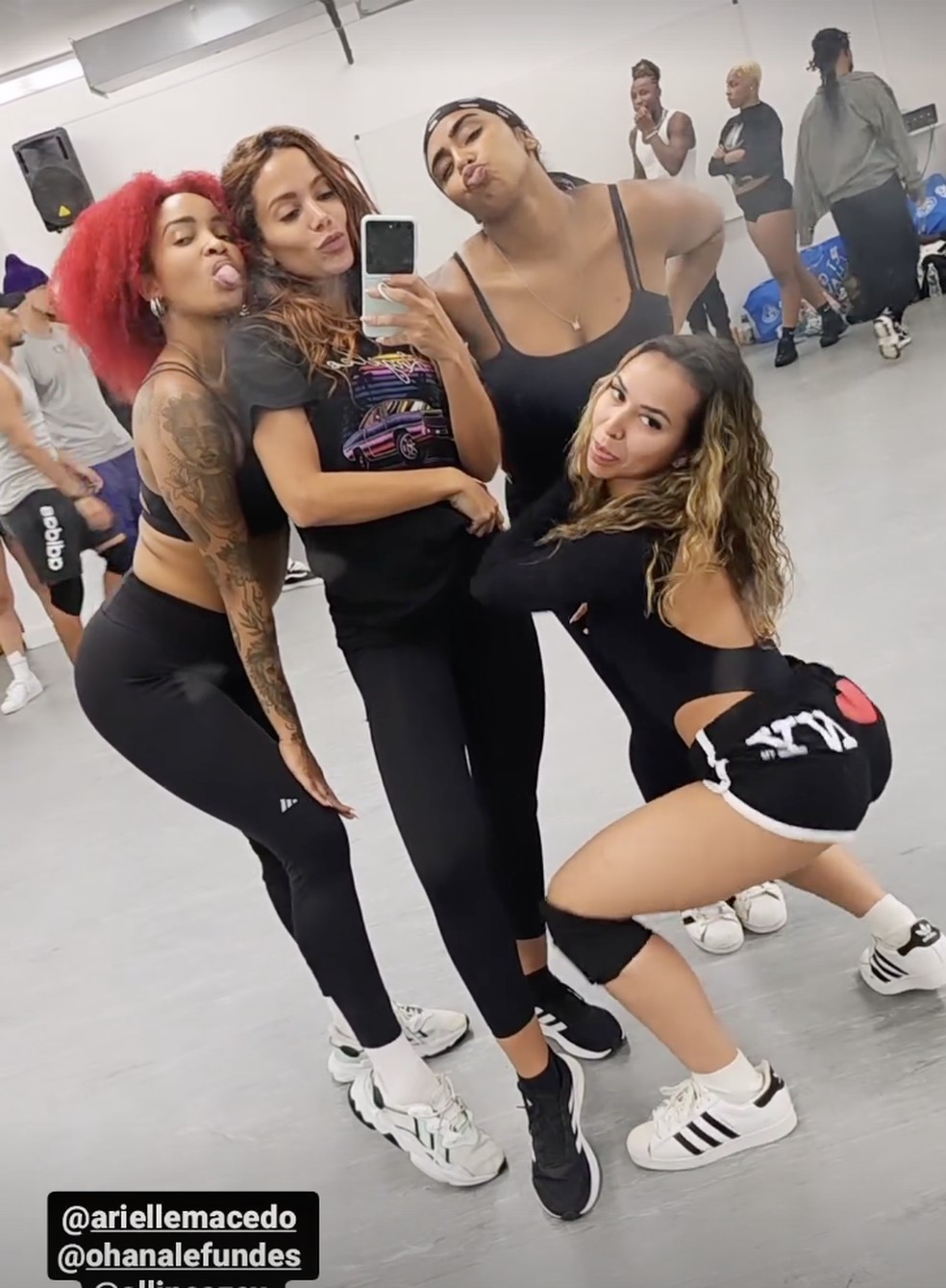 Anitta mostra ensaio com bailarinas para o VMA — Foto: glamour