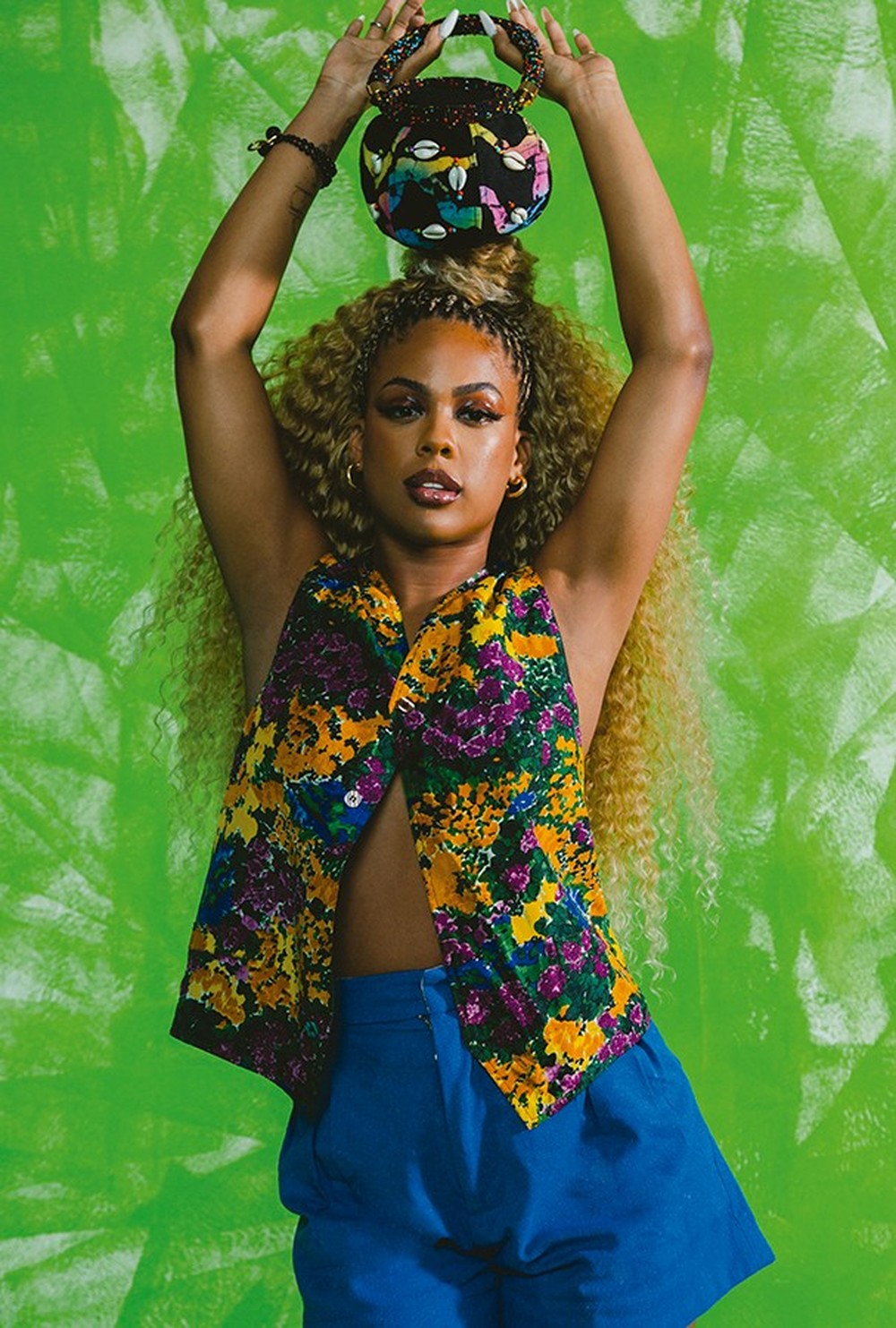 Marvvila: em editorial exclusivo, cantora usa estampas pintadas à mão ...