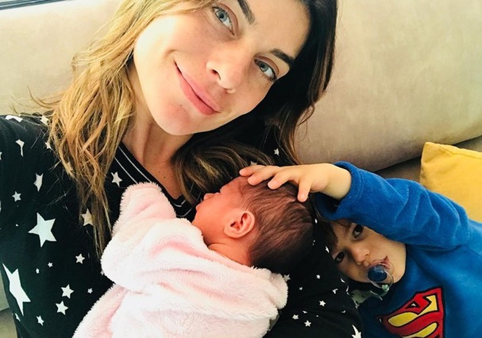 Joana Balaguer com Martin e Gaia (Foto: Reprodução) — Foto: Glamour