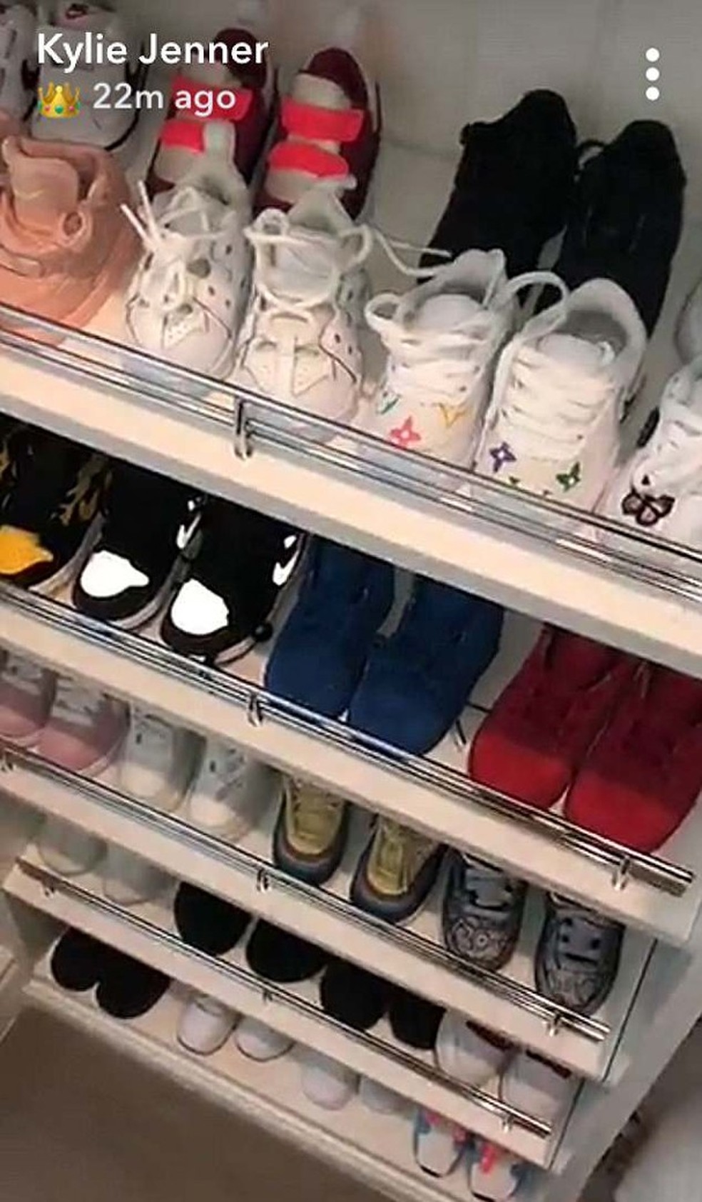 O closet de sapatos de Stormi Jenner (Foto: Snapchat/Reprodução) — Foto: Glamour