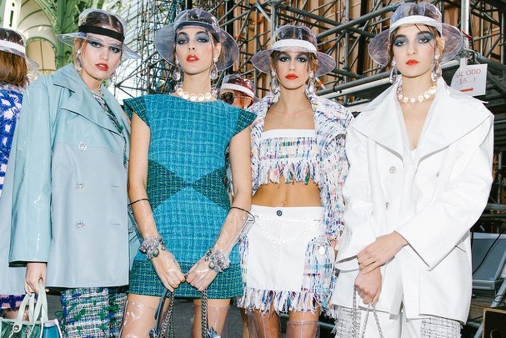 Kaia Gerber e as modelos do desfile (Foto: Getty Images) — Foto: Glamour