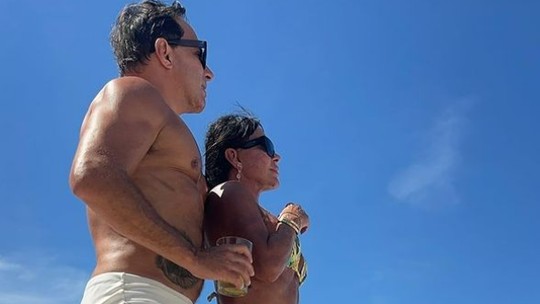 Gretchen renova o bronzeado com o marido em Ibiza: "Aproveitando muito"