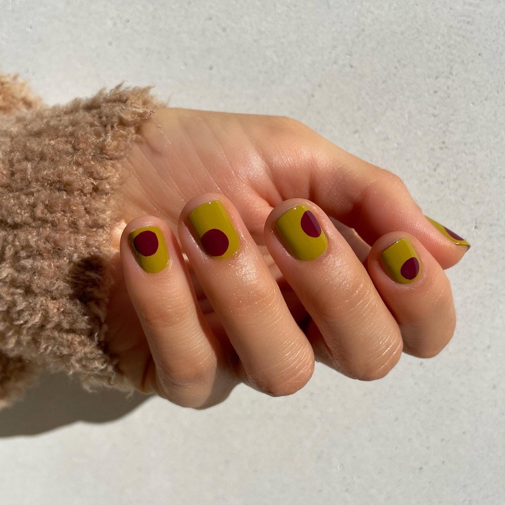 Unhas curtas decoradas: 10 ideias para usar em qualquer estação — Foto: Instagram/@betina_goldstein