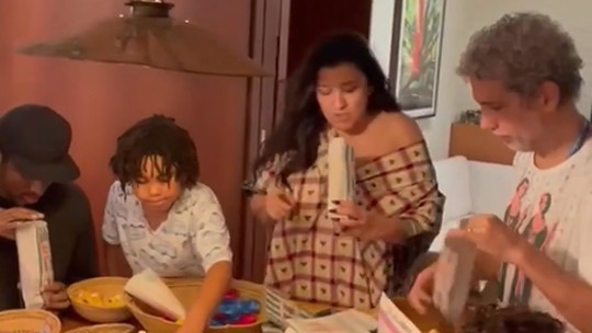 Regina Casé compartilha vídeo da família comemorando o Dia de Cosme e Damião: "Viva as crianças!"