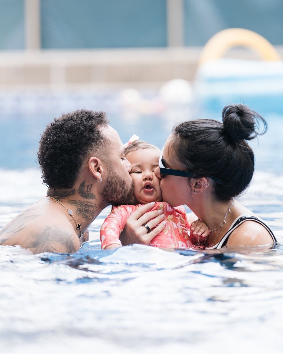 Bruna Biancardi curte dia de piscina com Neymar e Mavie — Foto: Reprodução/Instagram