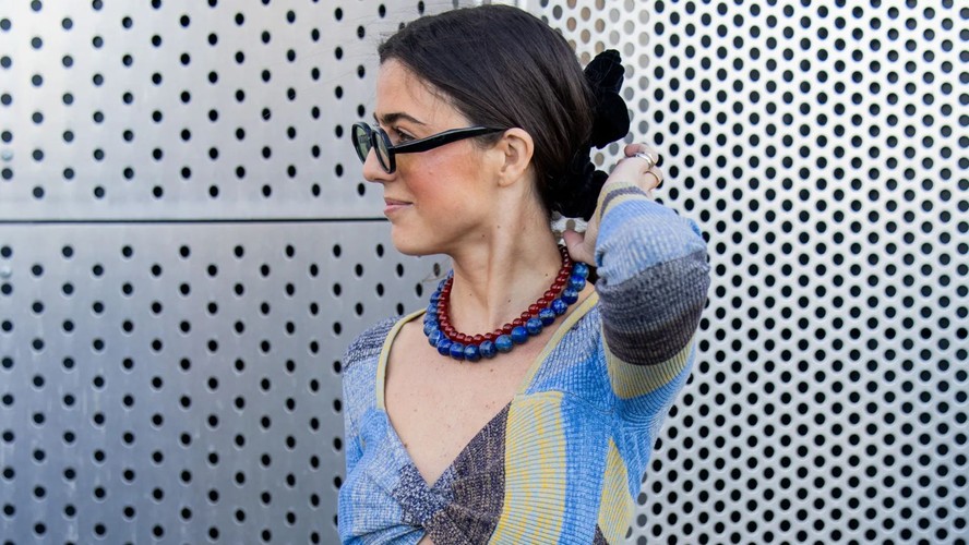 O colar de pérolas coloridas é o novo colar elegante (e moderno)?