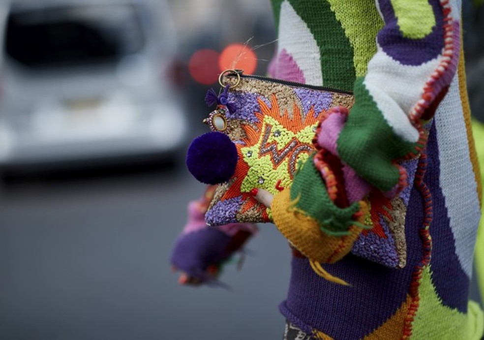 Em peças de tricô, deixe só os dedos de fora (Foto: Imaxtree) — Foto: Glamour