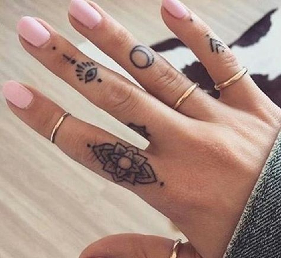 Tatuagem nos dedos: 10 ideias de desenhos e dicas para aderir
