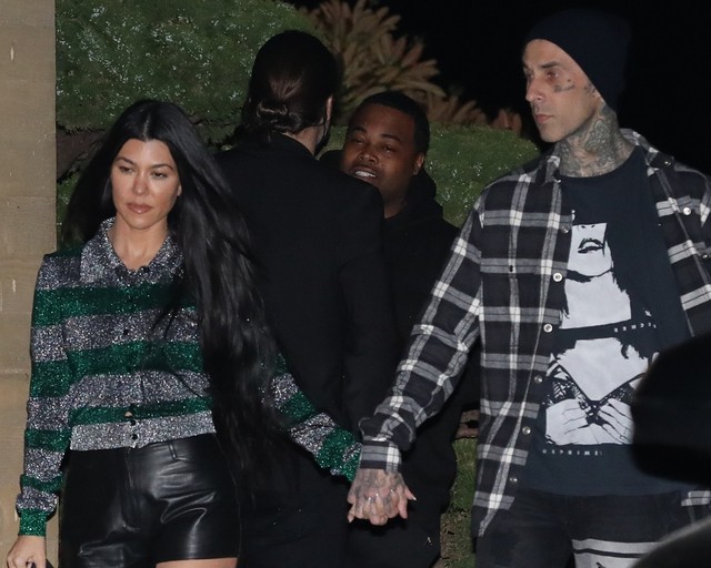 Travis Barker, namorado de Kourtney Kardashian, pega primeiro voo ...