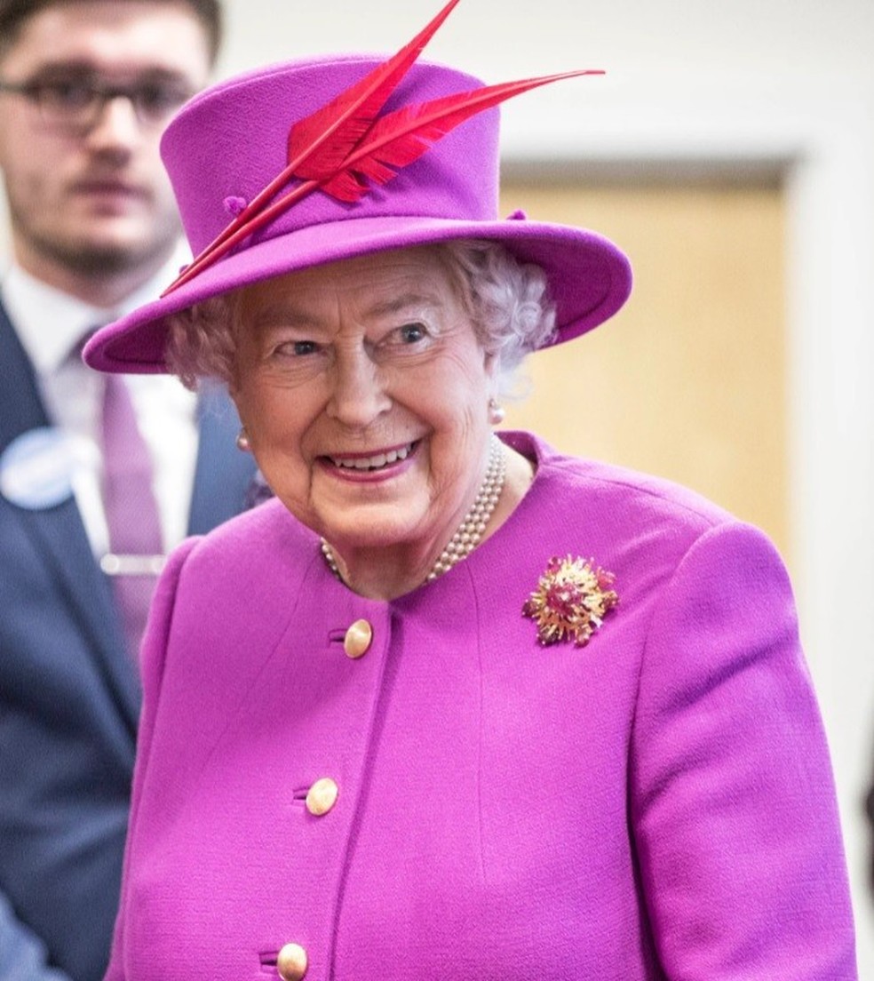 Broche de rubi presenteado por príncipe Philip (Foto: Reprodução ) — Foto: Glamour