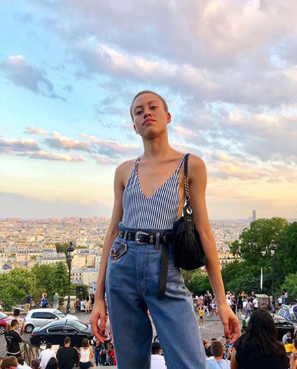 A influencer Heloíza Muniz com um dos nossos jeans azuis preferidos, o estilo pai, de cintura alta e largo (Foto: Reprodução Instagram) — Foto: Glamour