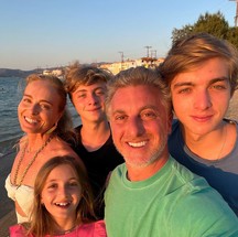 Angélica posta foto em família e chama atenção da web: "Pisquei e os filhos estão enormes" — Foto: Instagram