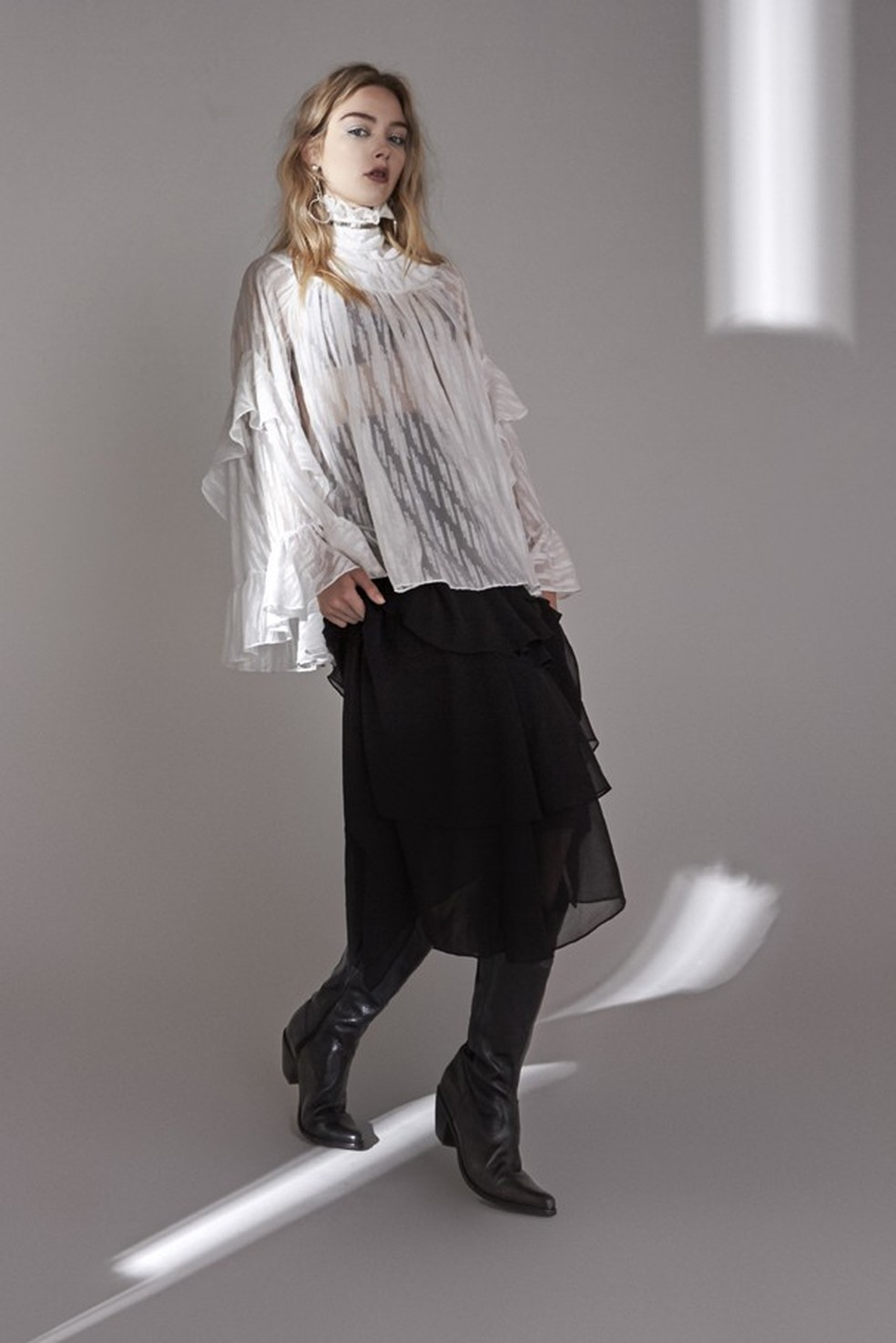 Camisa Juliana Jabour, sutiã Loungerie, saia Corporeum, botas Passarela. (Foto: Mariana Marão) — Foto: Glamour