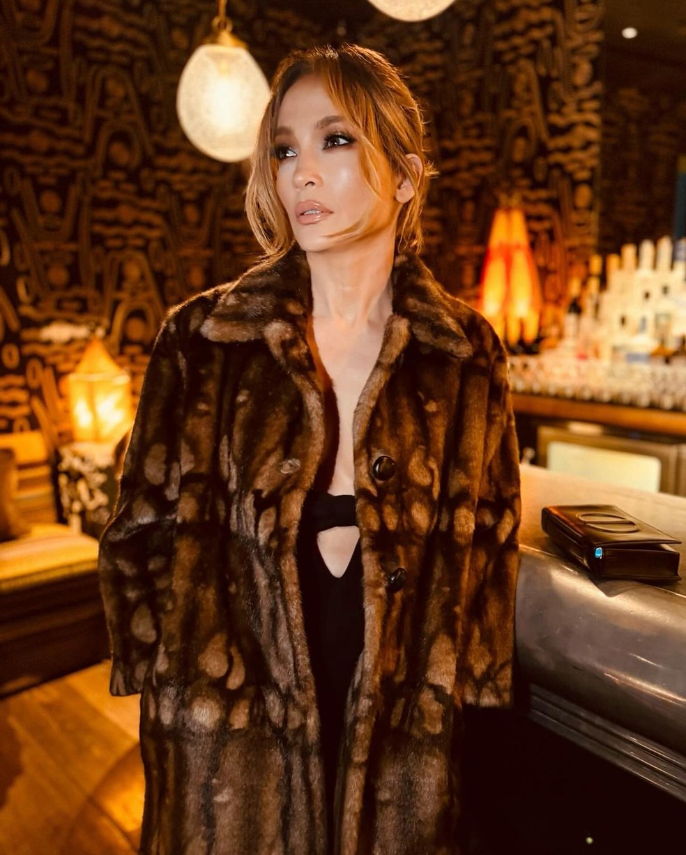 Jennifer Lopez arrasa em mini vestido decotado durante viagem para Londres — Foto: Reprodução/Instagram