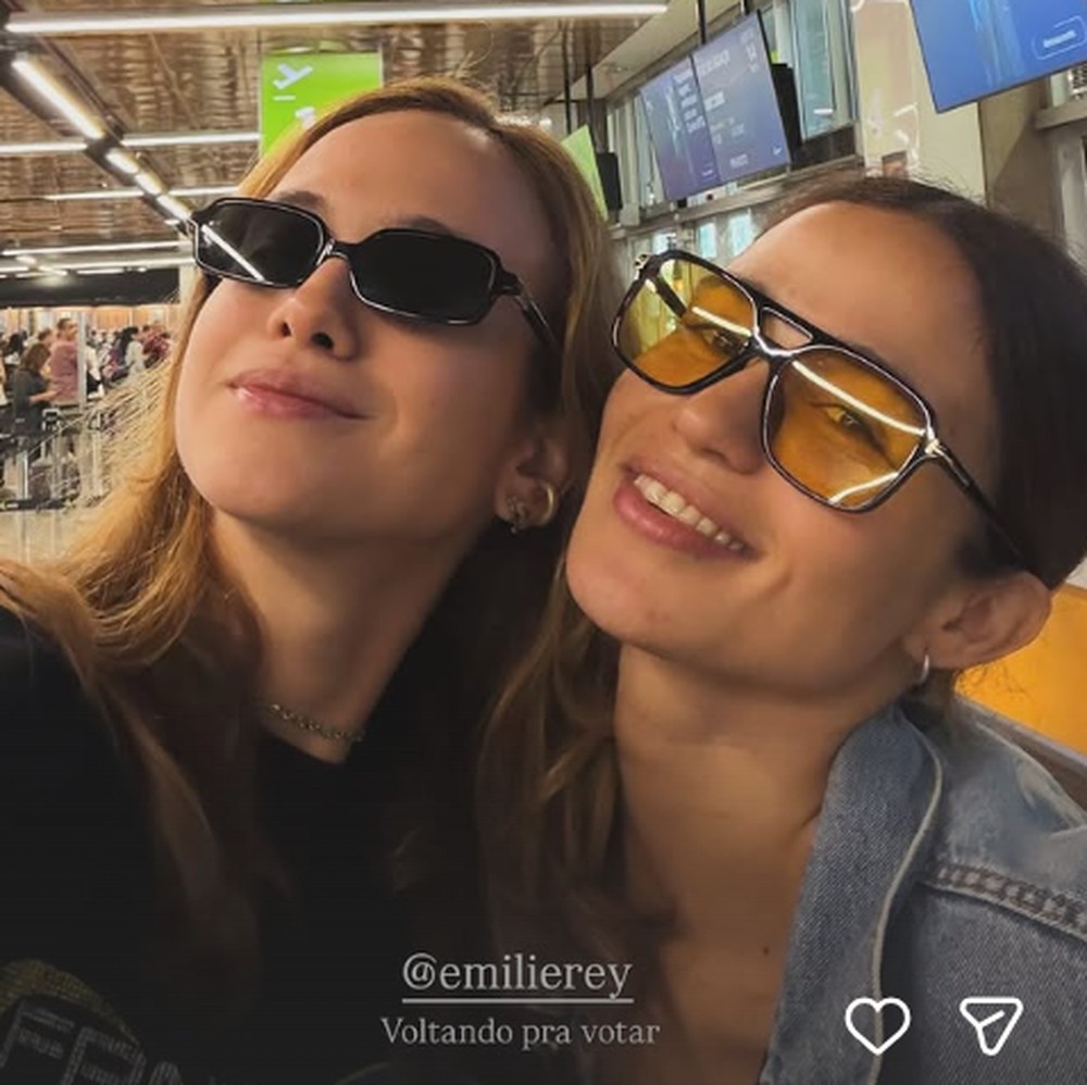 Nanda Costa posa coladinha em selfie com a namorada, Emilie Rey