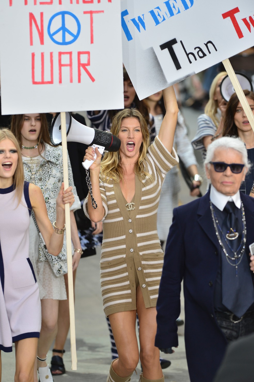 Gisele Bündchen com look listrado na passarela da Chanel — Foto: Getty Images