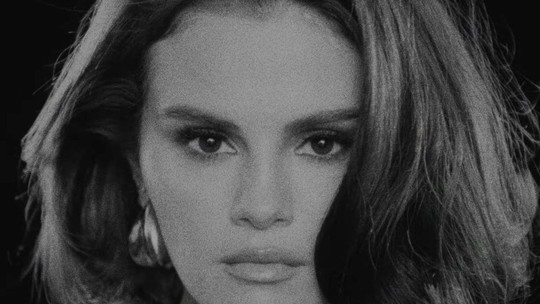 Selena Gomez retorna a estética "Revival" no lançamento do single "In The Dark"
