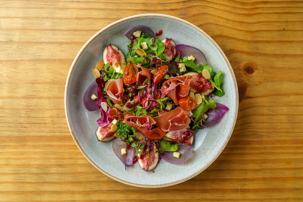 Salada Jamón Serrano — Foto: Rubens Kato