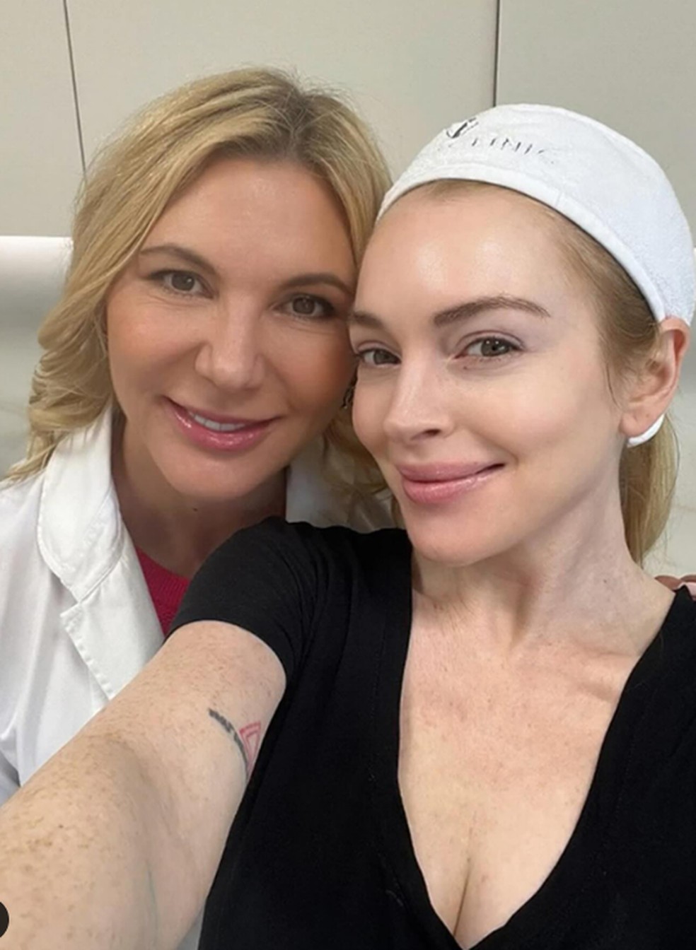 Lindsay Lohan fez aparição de cara limpa no Instagram de sua dermatologista — Foto: Reprodução/Instagram