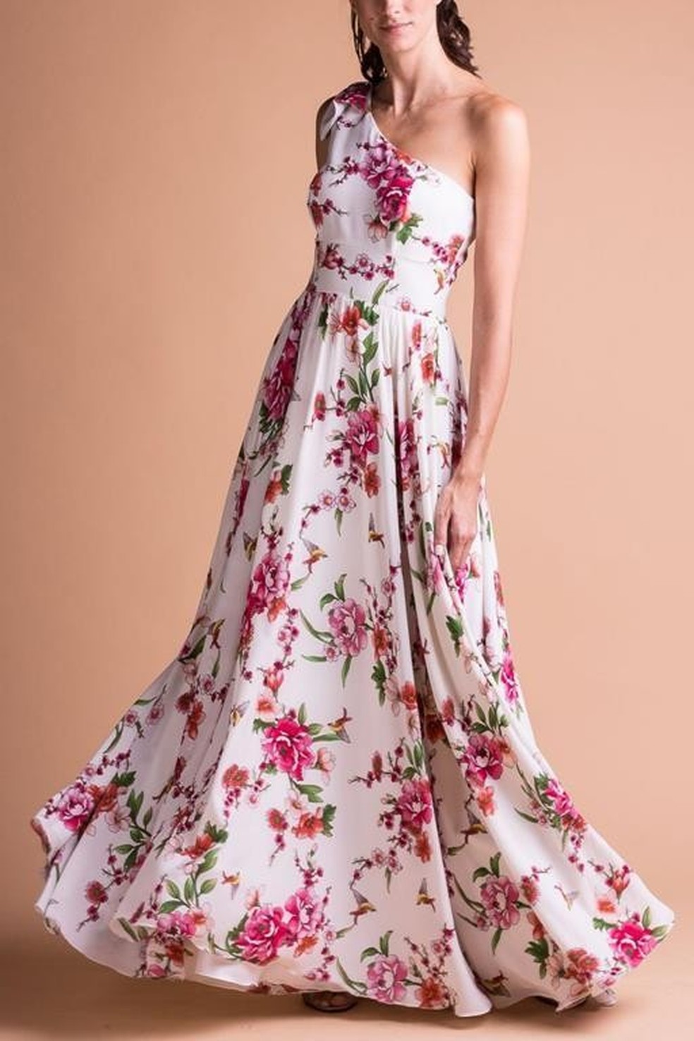 Com um ombro só, esse vestido floral de fundo branco tem um caimento fluido. Da marca Arthur Caliman, com preço sob consulta (Foto: divulgação ) — Foto: Glamour