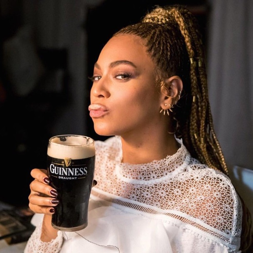 Beyoncé bebendo cerveja (Foto: Instagram/Reprodução) — Foto: Glamour