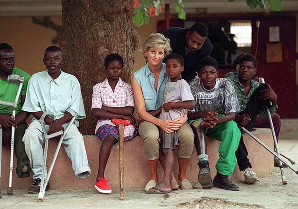 Princesa Diana com crianças feridas por minas em Luanda, Angola (Foto: Tim Graham Photo Library via Get) — Foto: Glamour