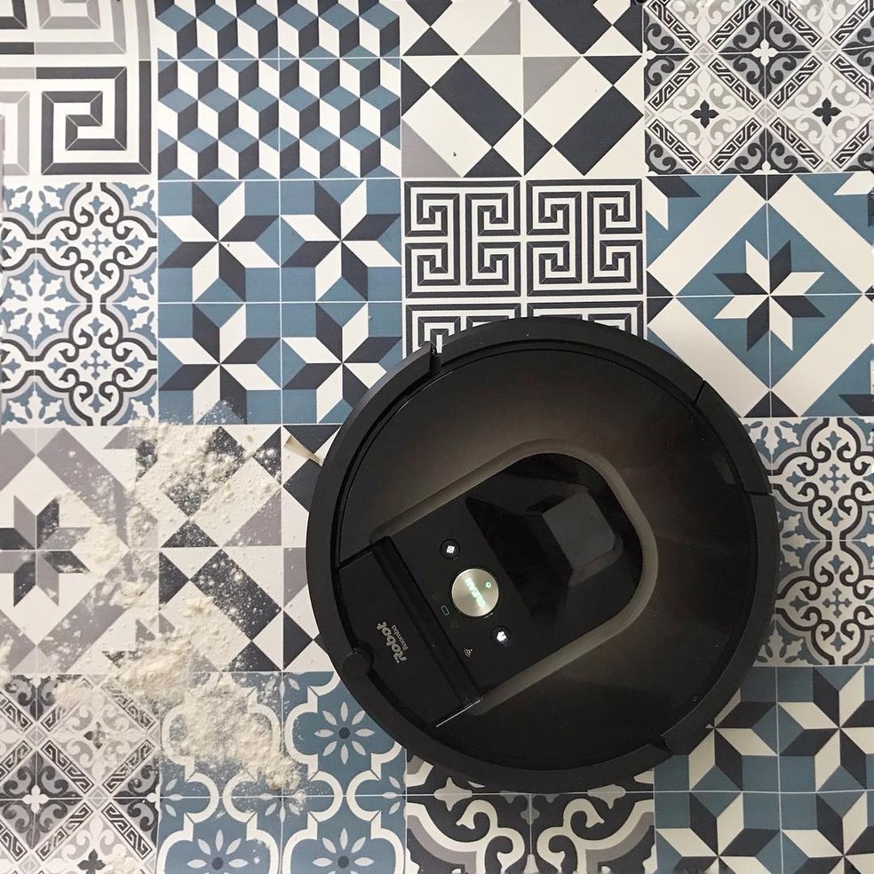 Aspirador de pó inteligente, Roomba, disponível na Amazon (Foto: Reprodução Instgram) — Foto: Glamour