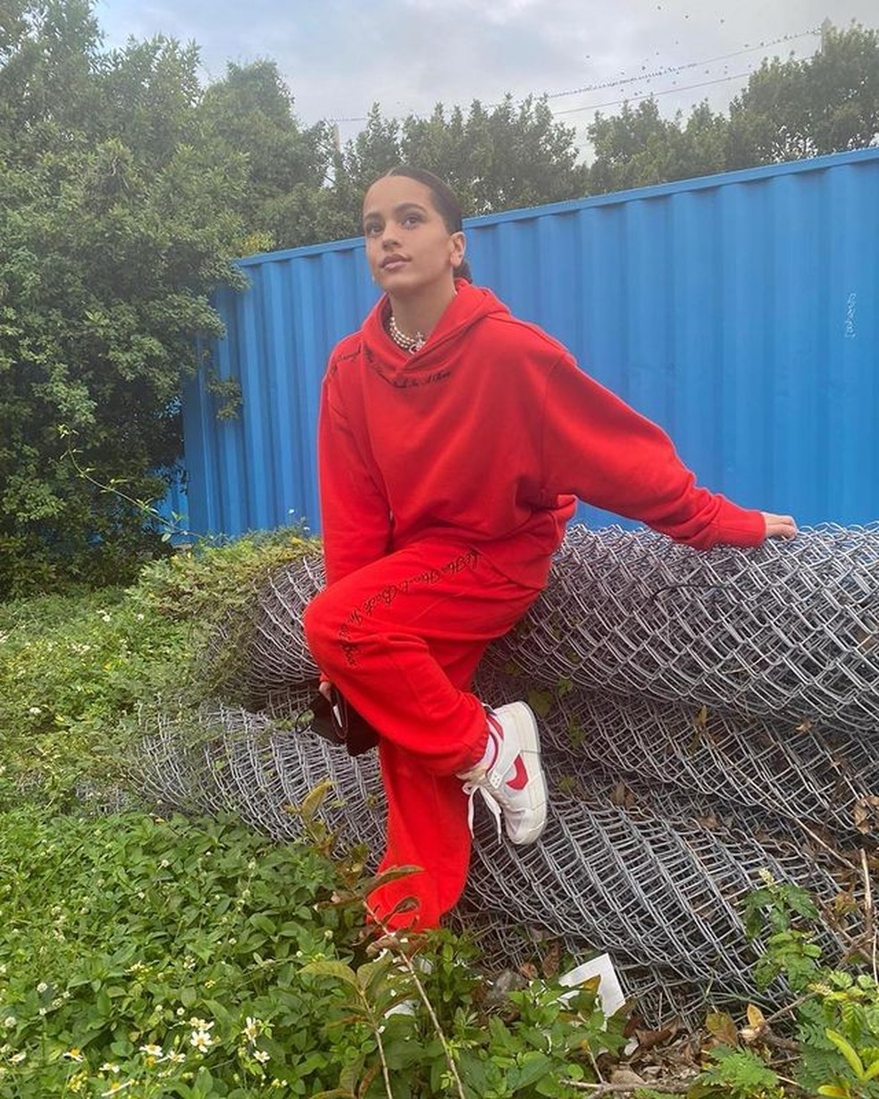 Rosalía, de Jeremy O. Harris para SSENSE (blusa aprox. R$ 1.551) (Foto: Reprodução/Instagram) — Foto: Glamour