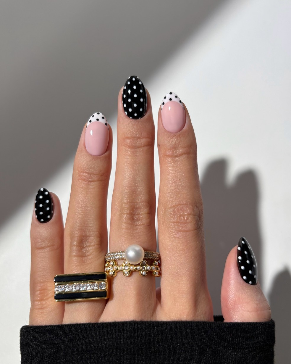 Unhas de poá são a tendência de manicure perfeita para o verão — Foto: @thenaillologist