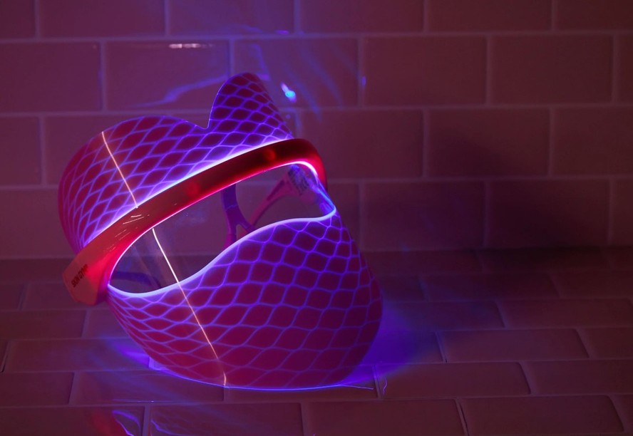 Terapias de LED em casa funcionam? Experts opinam sobre os gadgets virais de skincare