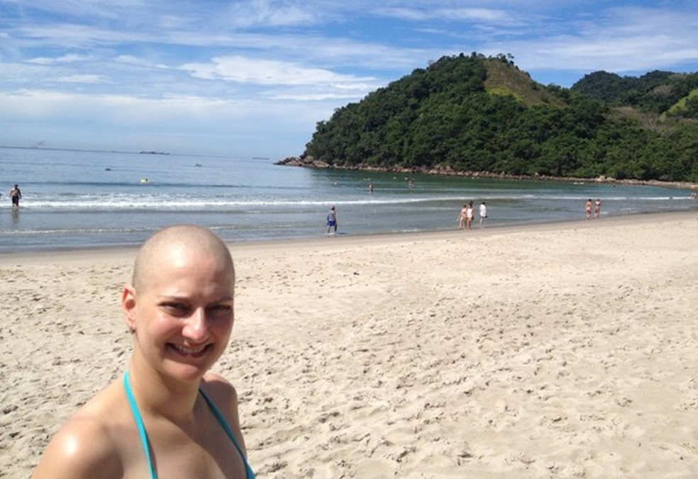Vivi na praia durante o seu tratamento (Foto: Acervo pessoal) — Foto: Glamour